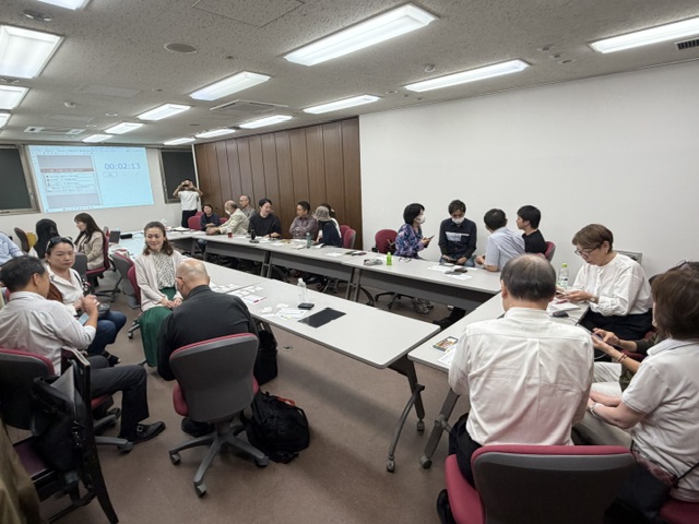 ワークショップで参加者が意見を交わす様子